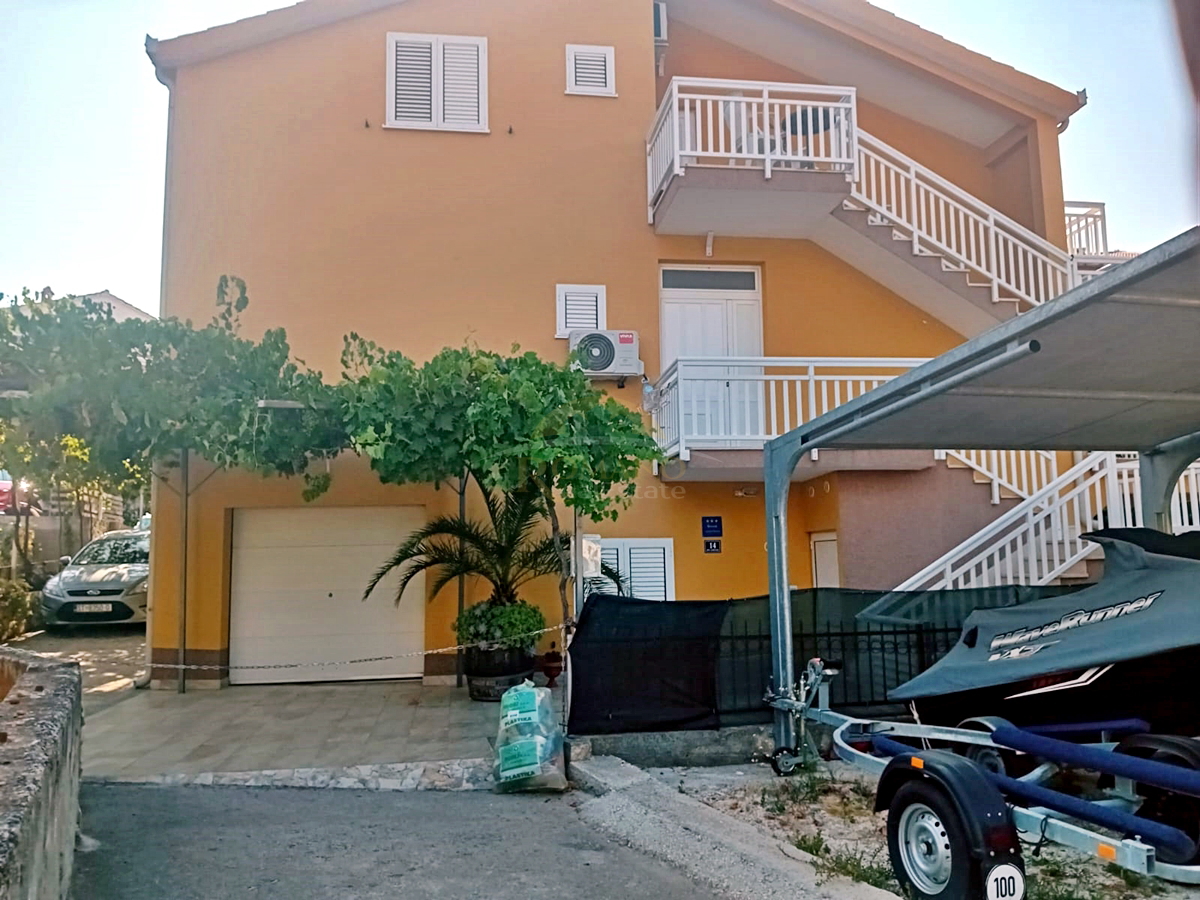Apartmajska hiša v Okrugu Gornjem/Čiovo, drugi niz od morja - 5 apartmajev